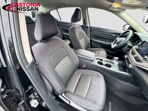 Used 2025 Nissan Altima 2.5 SV FWD image 35