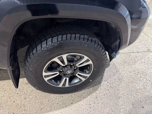 Used 2018 Toyota Tacoma TRD Sport AWD/4WD image 29