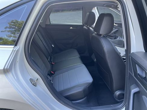 Used 2025 Volkswagen Jetta SE FWD image 21