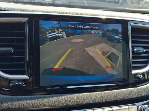Used 2024 Chrysler Pacifica Touring-L FWD image 18