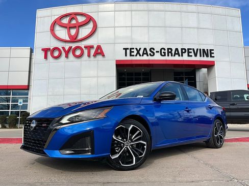 Used 2025 Nissan Altima 2.5 SR image 2