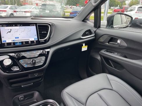 New 2026 Chrysler Pacifica Select image 14