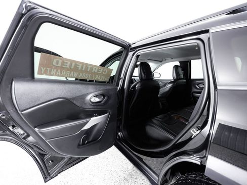 Used 2022 Jeep Cherokee Latitude AWD/4WD image 16