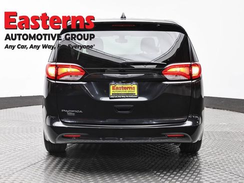 Used 2017 Chrysler Pacifica LX w/ Tire & Wheel Group FWD image 6
