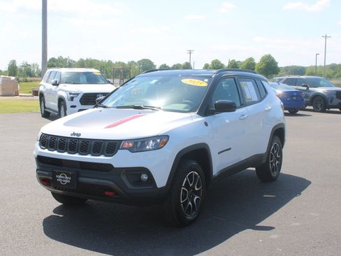 Used 2025 Jeep Compass Trailhawk AWD/4WD image 4