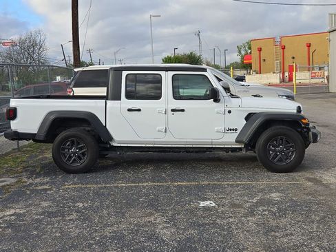 Used 2025 Jeep Gladiator Sport image 2