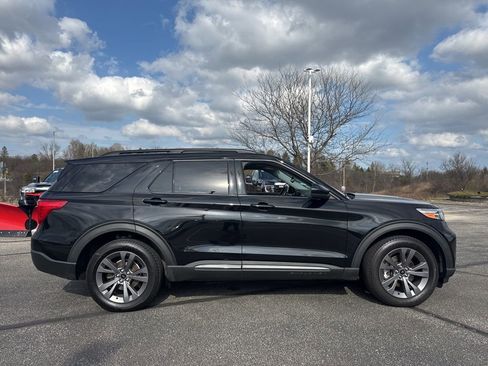 Used 2022 Ford Explorer XLT w/ Equipment Group 202A image 3