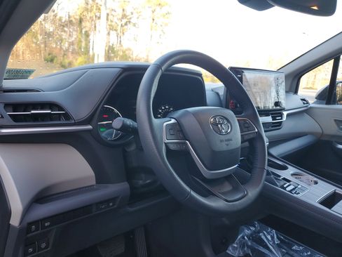 Used 2024 Toyota Sienna XLE image 17