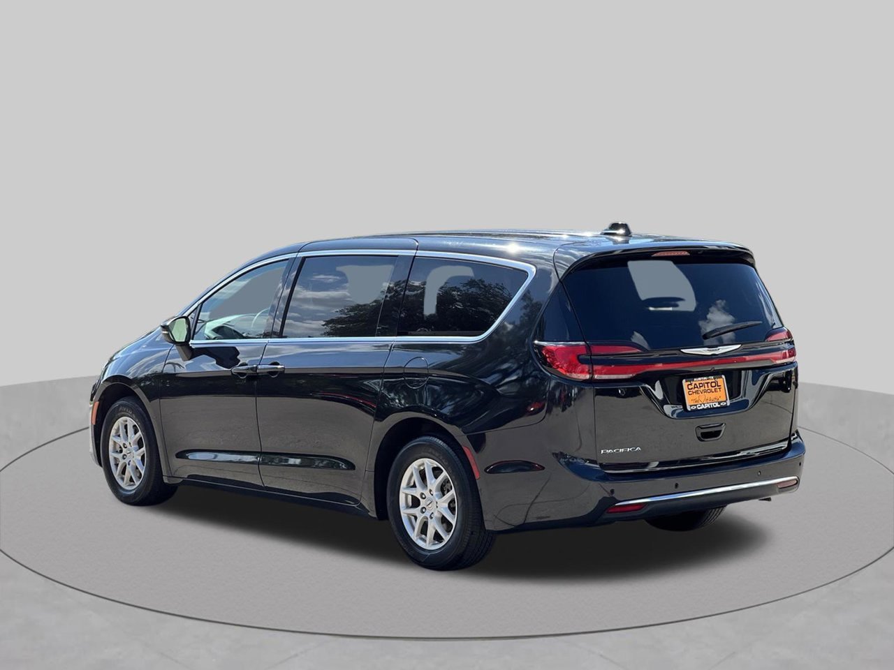 Used 2023 Chrysler Pacifica Touring-L FWD image 3