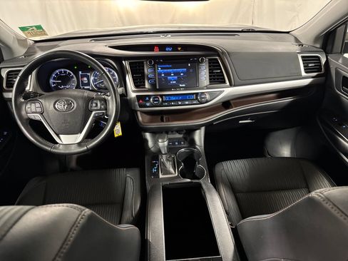 Used 2019 Toyota Highlander Plus AWD/4WD image 4