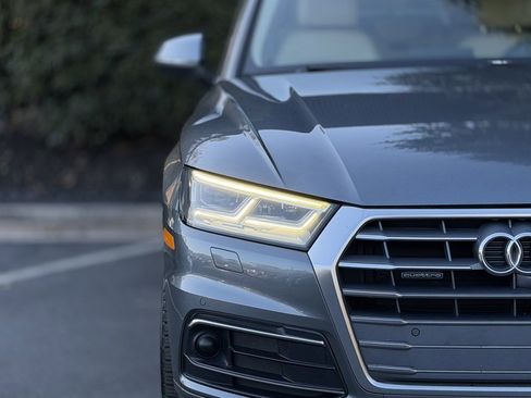 Used 2019 Audi Q5 Prestige w/ Prestige Package image 4