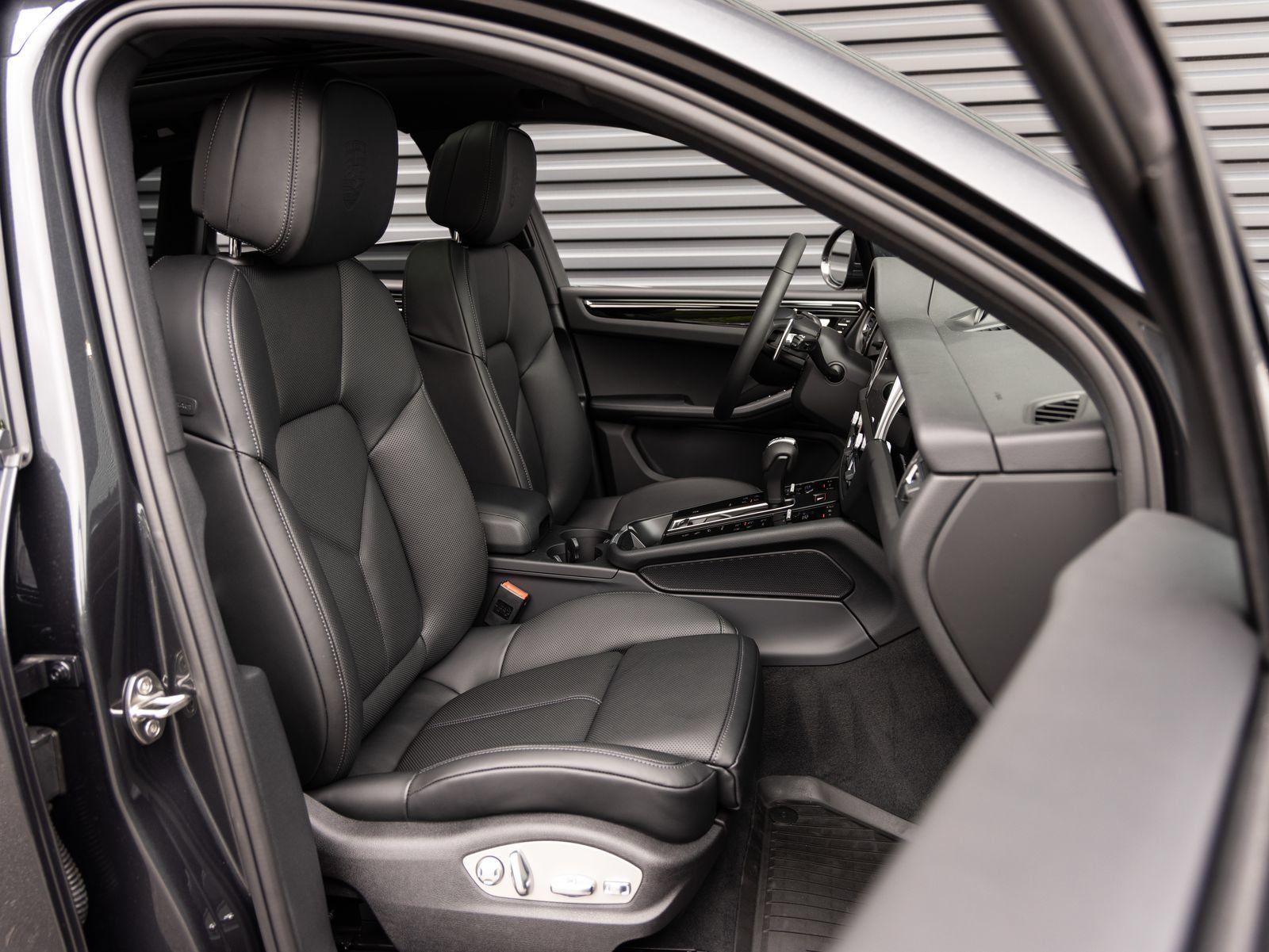 Certified 2026 Porsche Macan AWD/4WD image 33