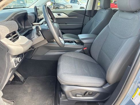 Used 2025 Ford Explorer Active AWD/4WD image 8