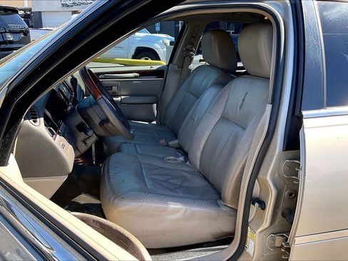 Used 2011 Lincoln Town Car Signature Limited image 8