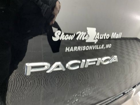 Used 2024 Chrysler Pacifica Touring-L image 26