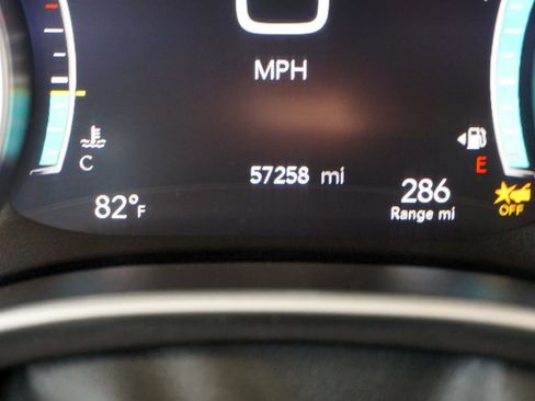 Used 2023 Chrysler Pacifica Touring-L FWD image 16