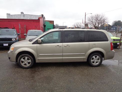 Used 2009 Dodge Grand Caravan SXT image 3