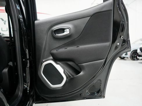 Used 2019 Jeep Renegade Latitude w/ Safety & Security Group II image 19