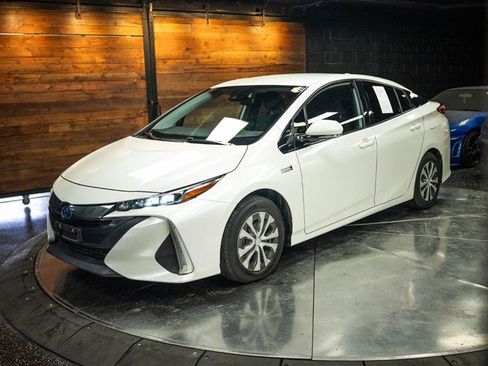 Used 2020 Toyota Prius Prime LE FWD image 2