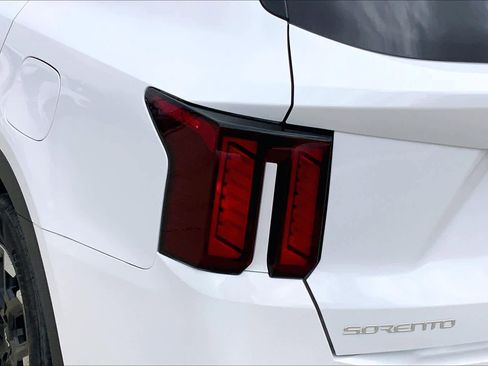 Used 2024 Kia Sorento S image 27