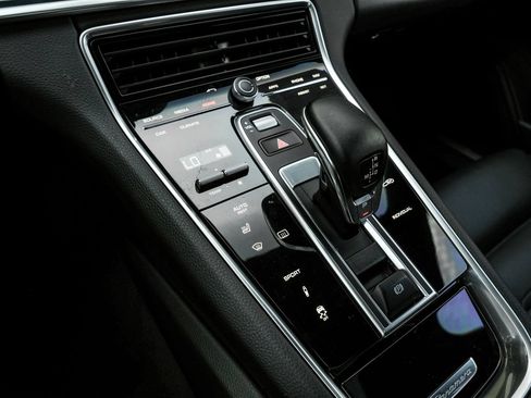 Used 2018 Porsche Panamera 4 AWD/4WD image 28