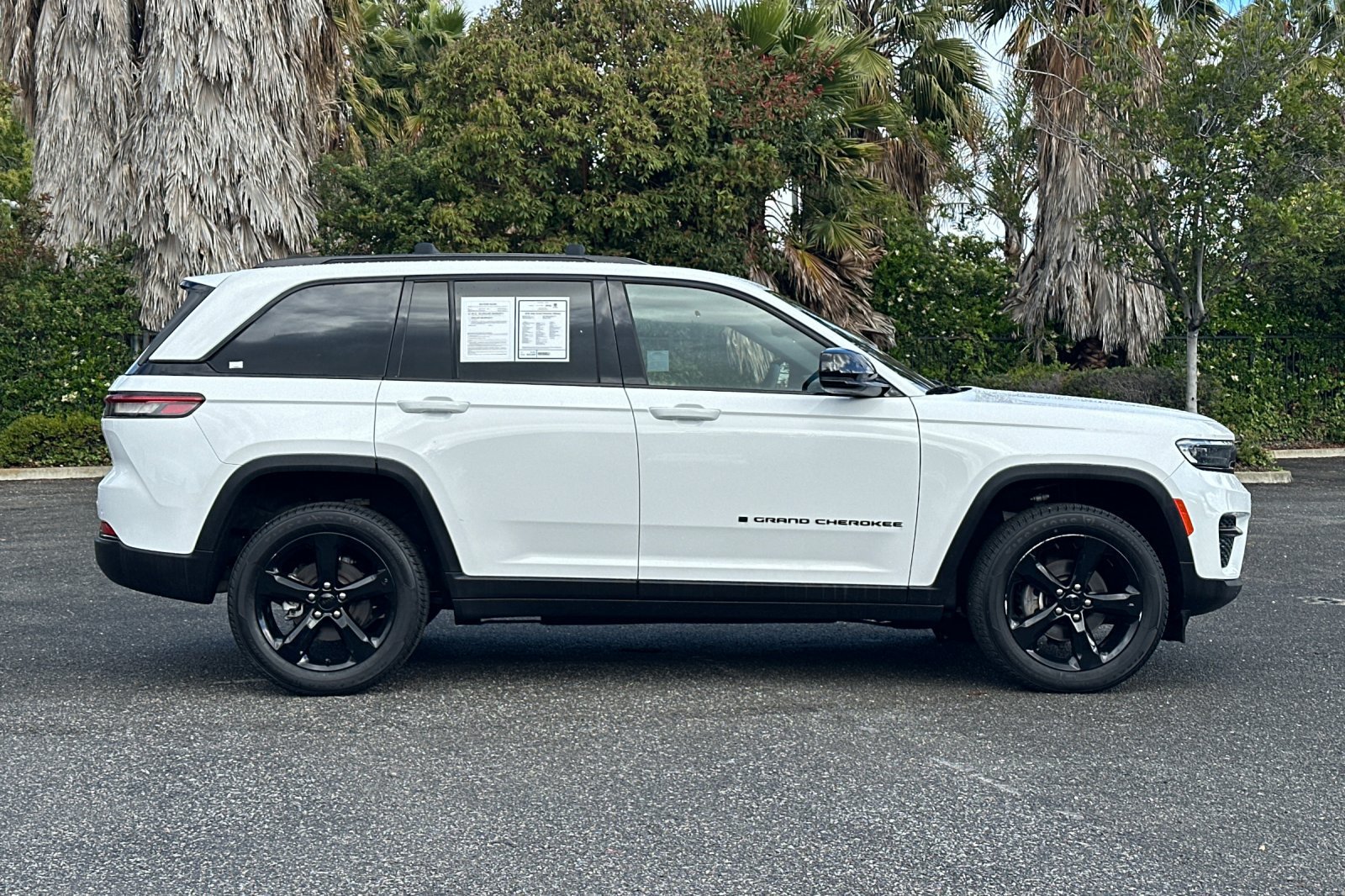 Used 2023 Jeep Grand Cherokee Altitude AWD/4WD image 2
