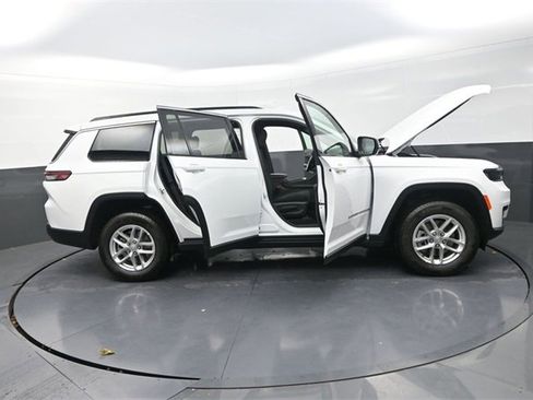 New 2025 Jeep Grand Cherokee L Laredo image 32