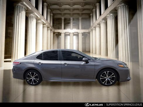 Used 2019 Toyota Camry SE FWD image 3