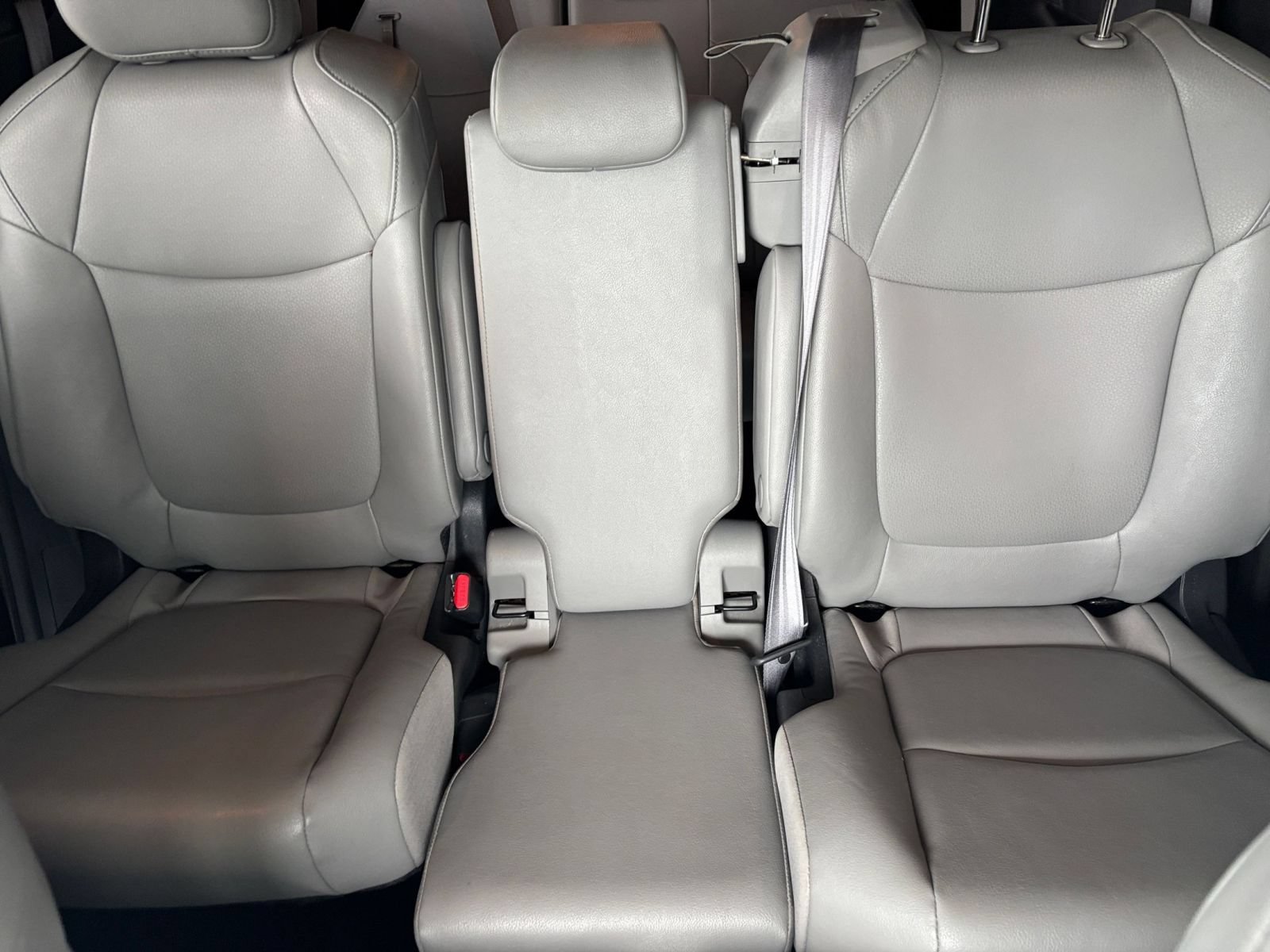Used 2025 Toyota Sienna XLE FWD image 41