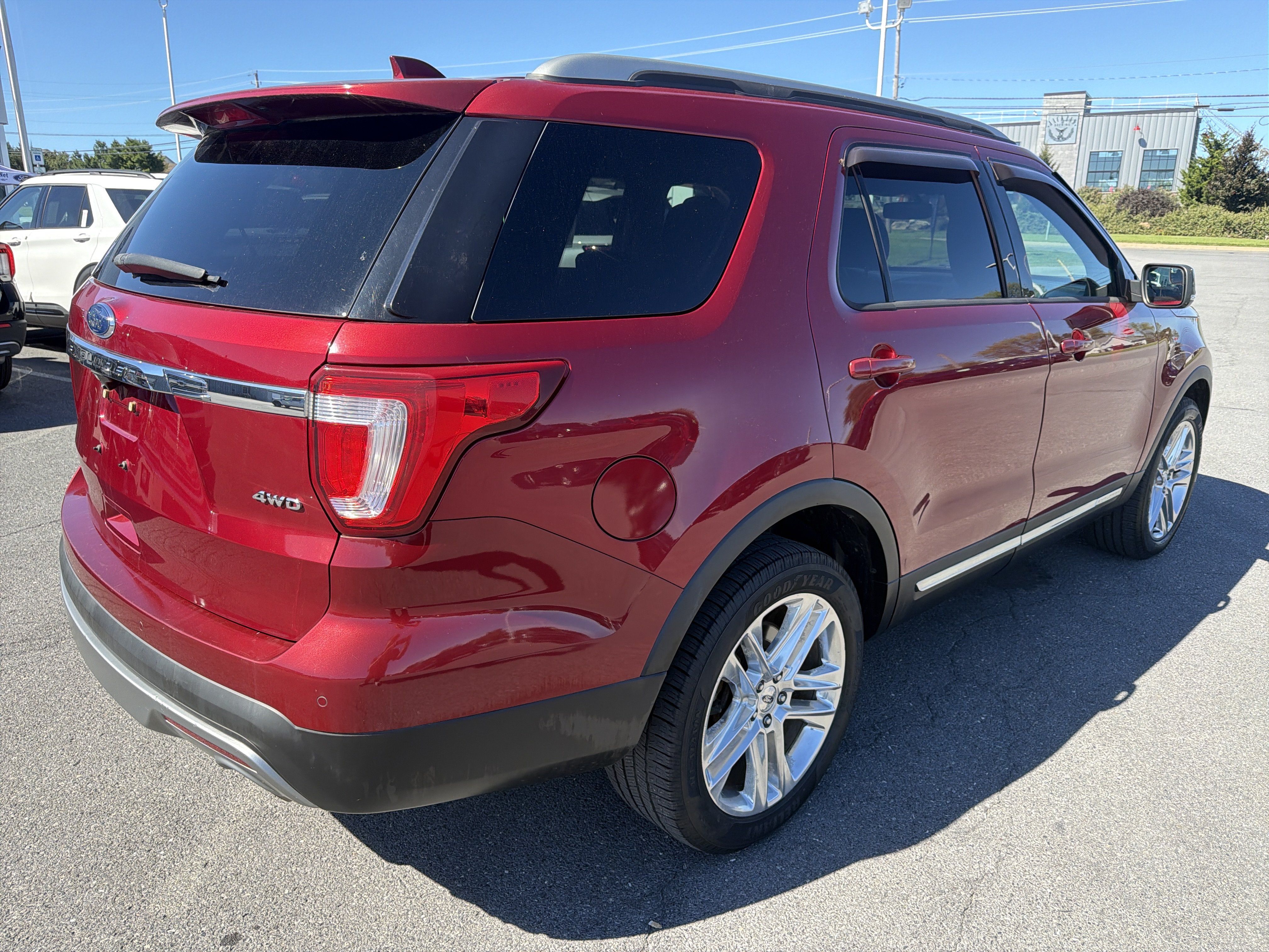 Used 2017 Ford Explorer XLT w/ Equipment Group 201A AWD/4WD image 3