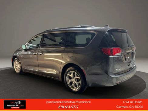 Used 2017 Chrysler Pacifica Touring-L w/ Tire & Wheel Group image 4
