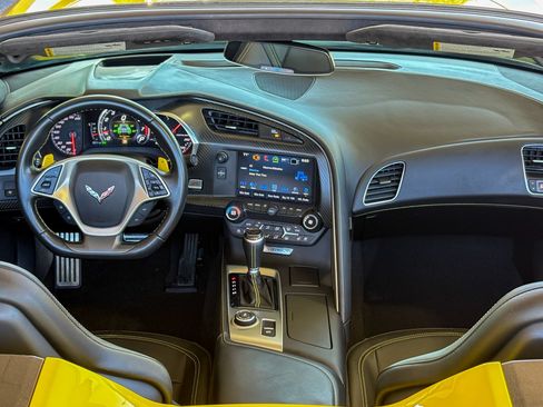 Used 2018 Chevrolet Corvette Stingray Convertible RWD image 2