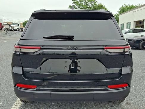 Used 2023 Jeep Grand Cherokee Altitude AWD/4WD image 6