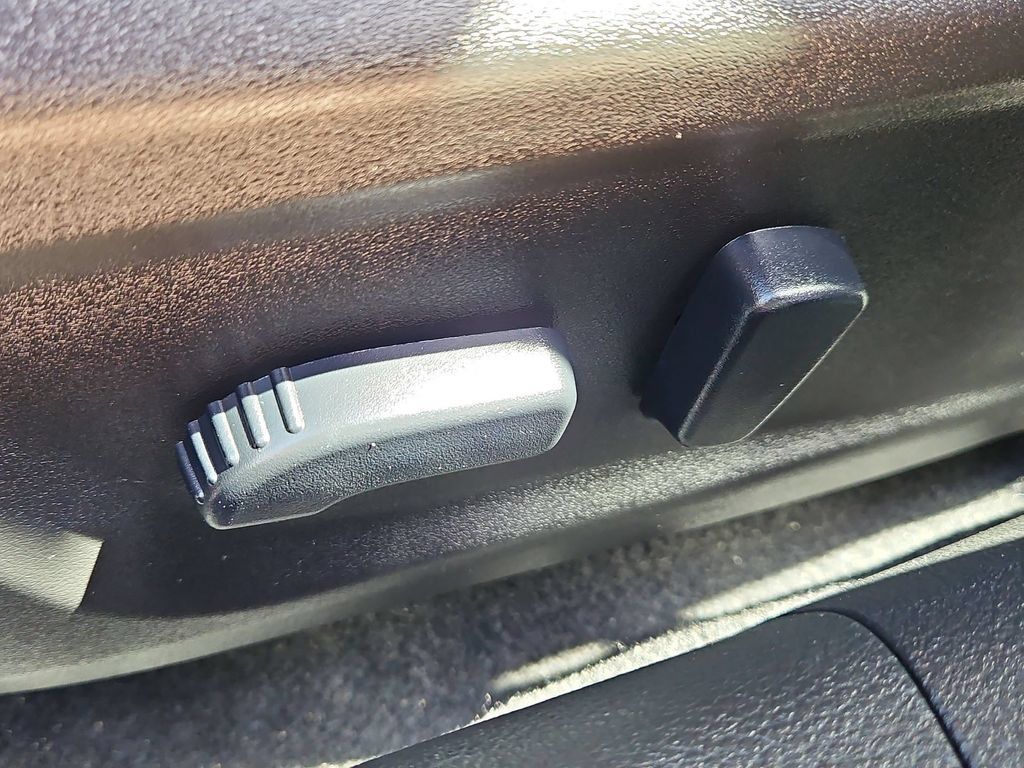 Used 2025 Nissan Altima 2.5 SV FWD image 14