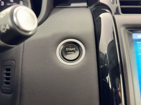 Used 2019 Land Rover Discovery SE image 25