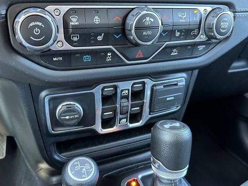Used 2024 Jeep Wrangler Unlimited Sahara AWD/4WD image 29