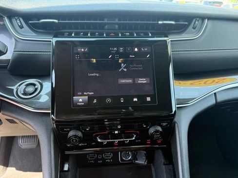 Used 2022 Jeep Grand Cherokee Laredo w/ Luxury Tech Group I AWD/4WD image 15