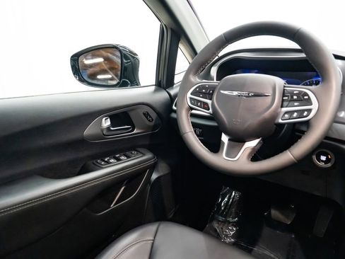 Used 2025 Chrysler Pacifica Select FWD image 12