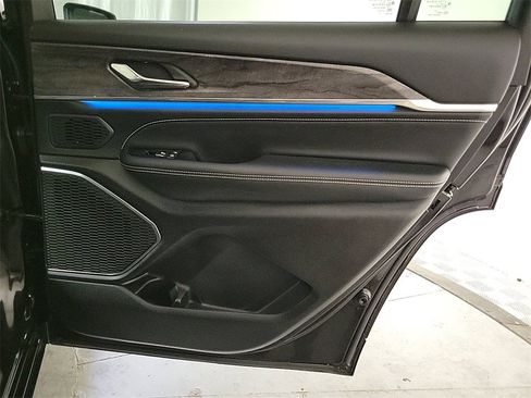 Used 2024 Jeep Grand Cherokee L Overland image 23