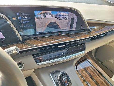 Used 2022 Cadillac Escalade Premium Luxury Platinum AWD/4WD image 18
