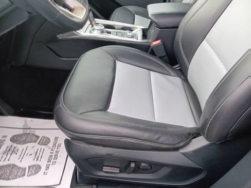 Used 2024 Ford Explorer XLT w/ Equipment Group 202A AWD/4WD image 13