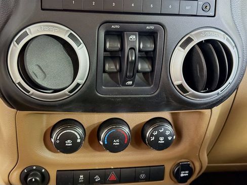 Used 2015 Jeep Wrangler Unlimited Sahara AWD/4WD image 15