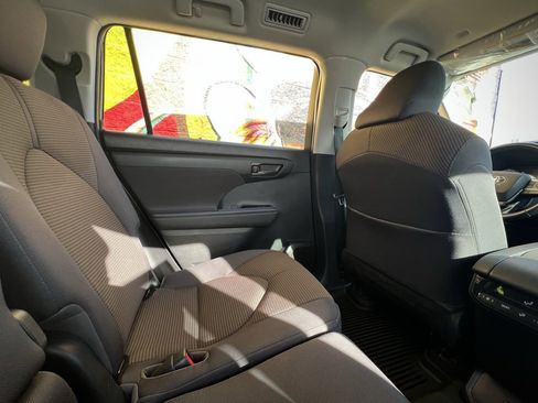 Used 2021 Toyota Highlander LE image 35