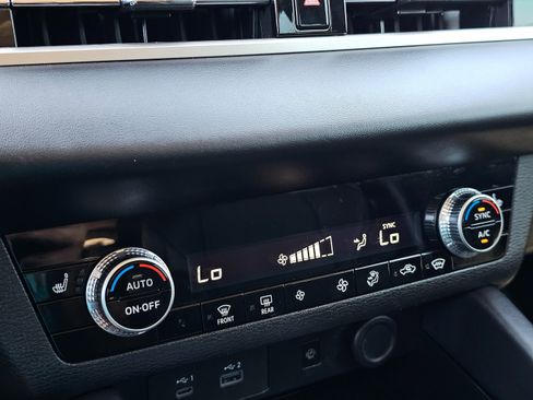 Used 2024 Mitsubishi Outlander SE image 39