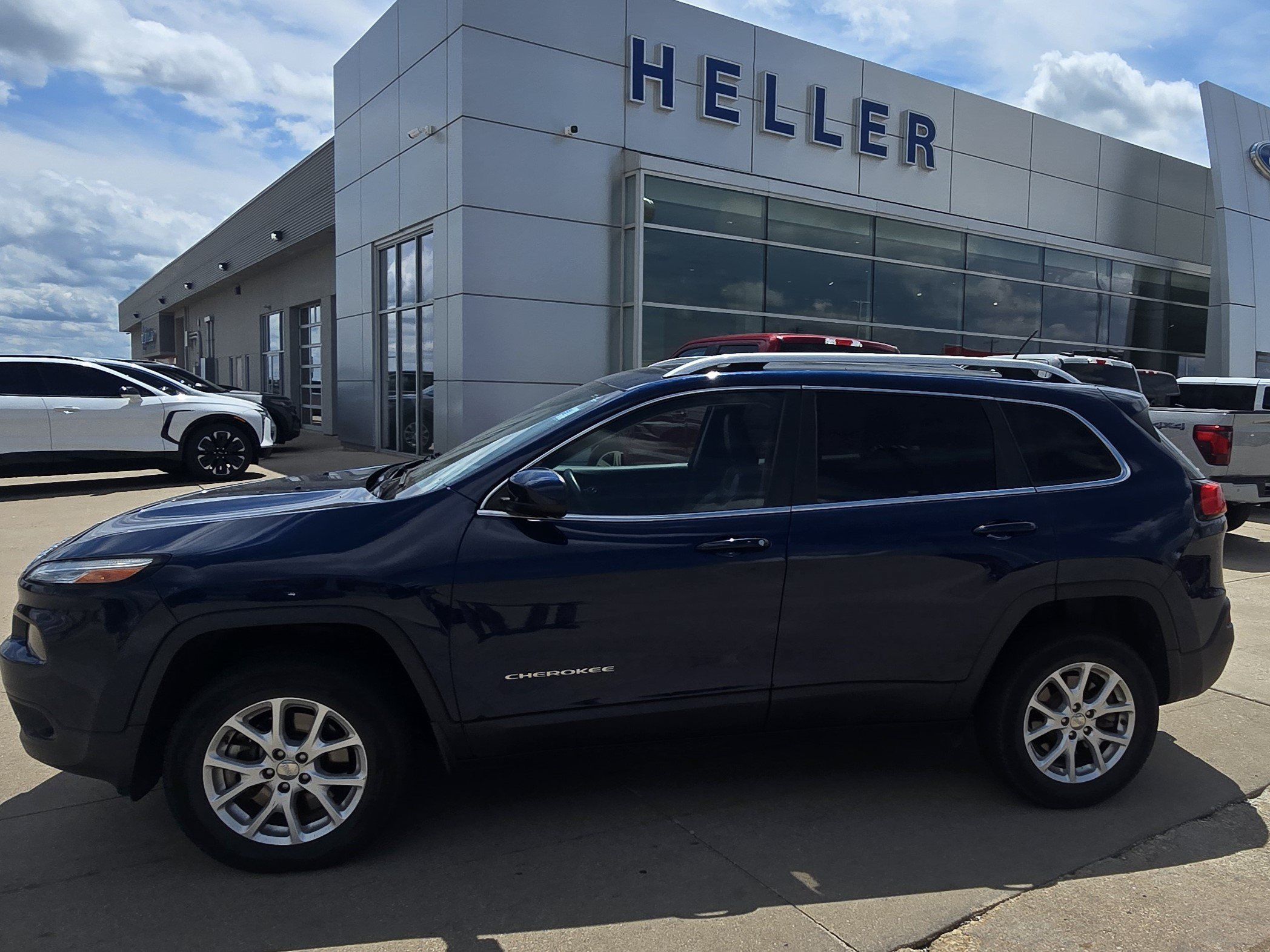 Used 2018 Jeep Cherokee Latitude Plus w/ Comfort/Convenience Group AWD/4WD image 3