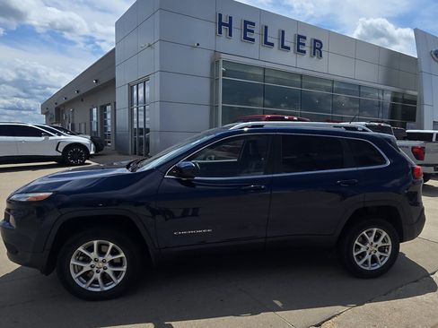 Used 2018 Jeep Cherokee Latitude Plus w/ Comfort/Convenience Group AWD/4WD image 3