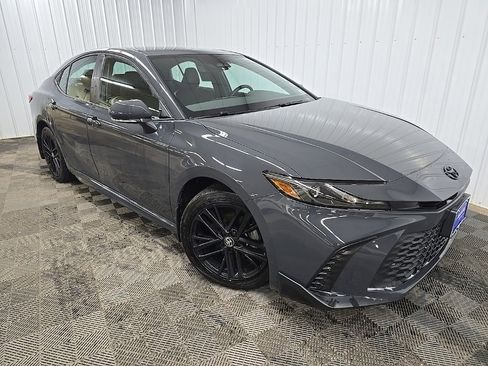 Used 2025 Toyota Camry SE image 7