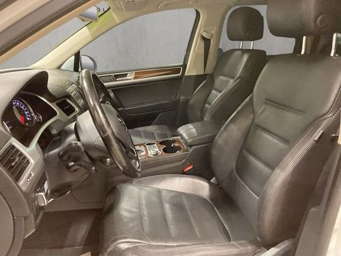 Used 2016 Volkswagen Touareg Sport image 14