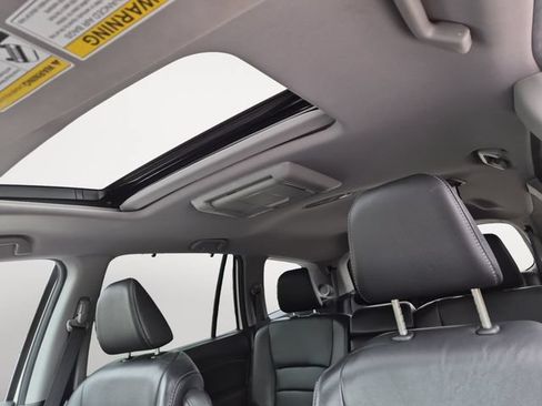 Used 2018 Honda Pilot Touring image 12