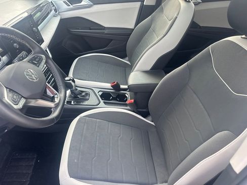 Used 2025 Volkswagen Taos SE w/ Panoramic Sunroof Package FWD image 13